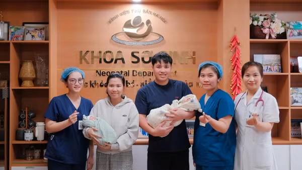 Gia đình sản phụ được đón con về với gia đình sau thời gian đằng đẵng trẻ nằm tại Khoa Sơ sinh.