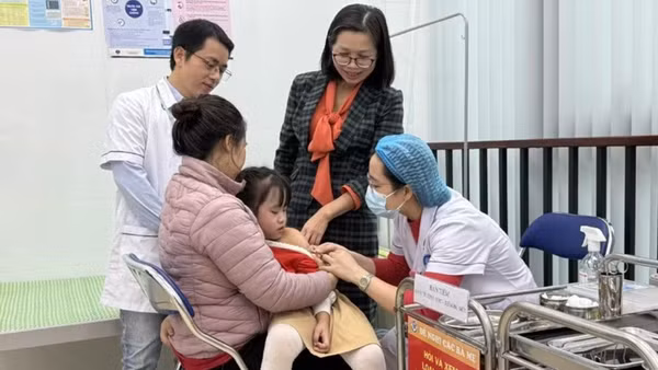 Y, bác sĩ Trạm Y tế phường Nghĩa Đô tiêm vaccine cho trẻ trên địa bàn để phòng các bệnh truyền nhiễm.