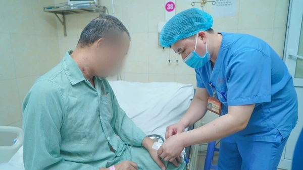 Bác sĩ thăm khám cho người bệnh trước khi ra viện. 