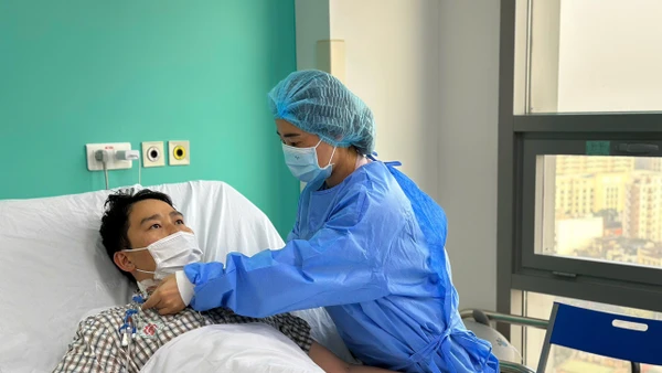 Hai vợ chồng đang bình phục sau ca phẫu thuật.