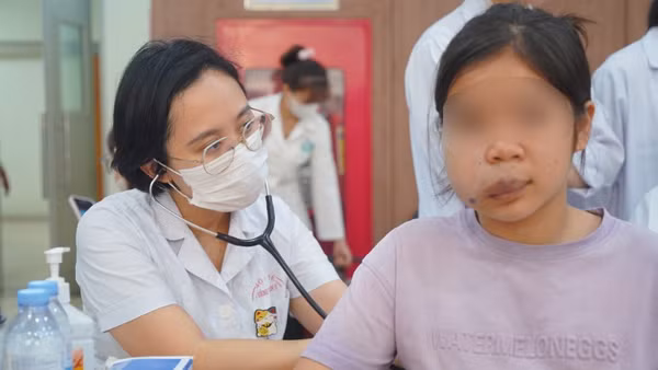 Bác sĩ khám sàng lọc cho bệnh nhi. 