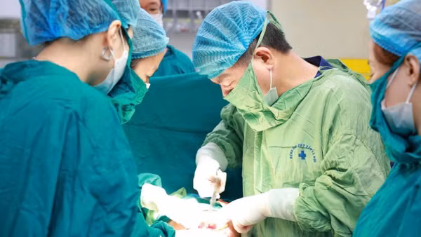Bác sĩ tiến hành mổ lấy thai cho sản phụ. 