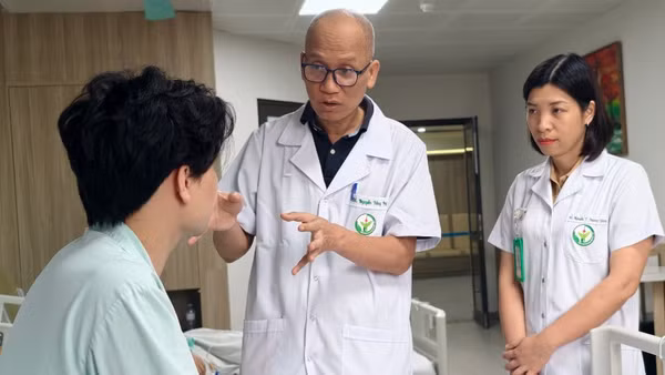 Phó Giáo sư, Tiến sĩ Nguyễn Hồng Hà – Trưởng khoa Phẫu thuật Hàm mặt-Tạo hình và Thẩm mỹ, Bệnh viện Hữu nghị Việt Đức thăm khám cho người bệnh sau phẫu thuật. 