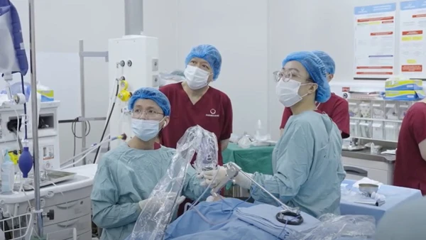 Các bác sĩ phẫu thuật cho bệnh nhân.