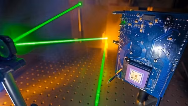 Công nghệ lượng tử (Quantum) được dự báo sẽ tạo ra làn sóng chấn động mạnh mẽ hơn cả AI. (Ảnh minh họa)