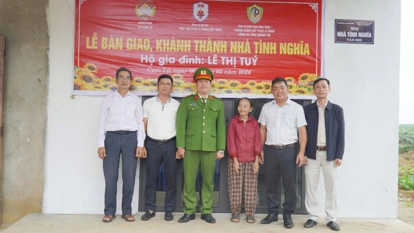 Lễ bàn giao, khánh thành Nhà tình nghĩa cho hộ gia đình bà Lê Thị Túy (thôn Mai Lộc 2, xã Cam Lộ, tỉnh Quảng Trị).