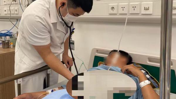 Bác sĩ khám cho bệnh nhân. 