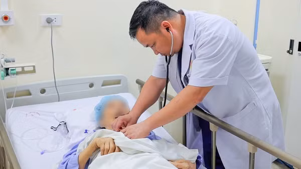 Tiến sĩ, bác sĩ Phan Thảo Nguyên, Phó Giám đốc Bệnh viện E, Trưởng khoa Nội Tim mạch người lớn cho biết đây là một trong những ca bệnh nguy kịch nhất mà ê-kíp từng tiếp nhận.