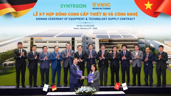 Bà Trần Thị Hồng Thủy, Giám đốc Nhà máy Vaccine và Sinh phẩm VNVC và ông Florian Blobel, Giám đốc Kinh doanh Syntegon Pharma Liquid khu vực châu Á-Thái Bình Dương ký kết hợp tác trước sự chứng kiến của lãnh đạo Bộ Y tế, Bộ Khoa học và Công nghệ cùng lãnh đạo các Cục, Viện chuyên môn. (Ảnh: THẾ VINH)