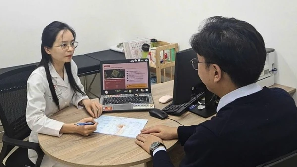 Nhân viên y tế tư vấn cho người bệnh về thực đơn bảo đảm dinh dưỡng.