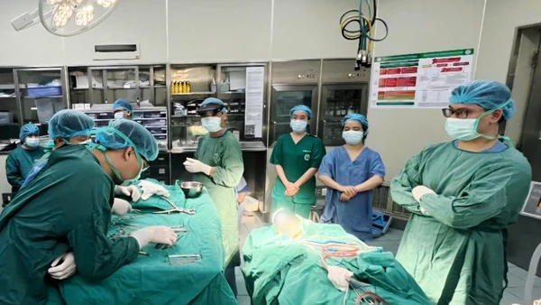 Các bác sĩ chuẩn bị mổ cho người bệnh. 