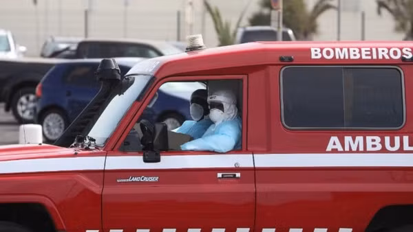 Xe cứu thương sơ tán hành khách trên tàu du lịch MV Hondius bùng phát bệnh do virus Hanta ở Praia, Cabo Verde, ngày 6/5/2026. (Ảnh: THX/TTXVN)