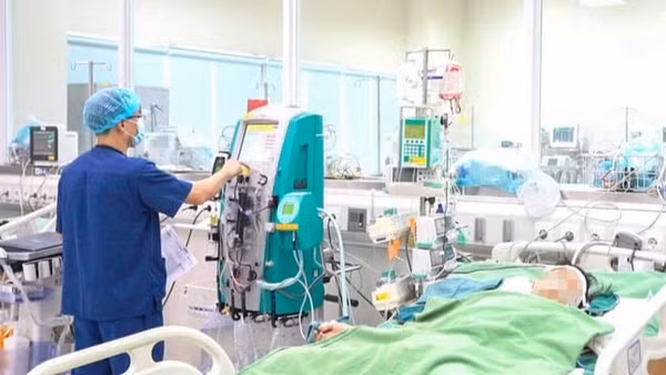 Một bệnh nhi đuối nước tình trạng nặng, đang được hỗ trợ thở máy và lọc máu.