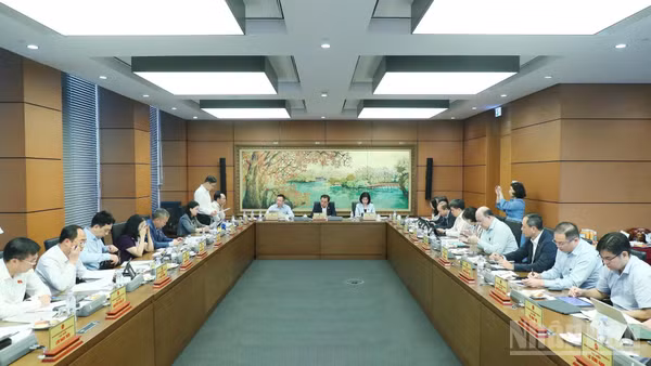 Quang cảnh thảo luận tại Tổ Hà Nội sáng 9/4. (Ảnh: DUY LINH)