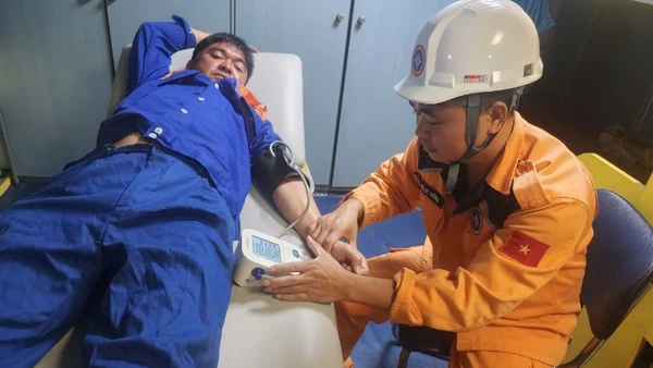 Thăm khám sức khỏe sơ bộ cho thuyền viên tàu bị chìm. 