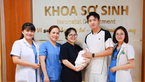 Sau 102 ngày chiến đấu không ngừng nghỉ, bé được xuất viện với cân nặng 2.400g, tự thở ổn định, phản xạ bú tốt và sức khỏe tiến triển tích cực.