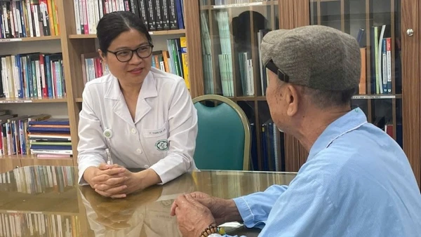 Phó Giáo sư, Tiến sĩ Phạm Cẩm Phương khám cho người bệnh. 