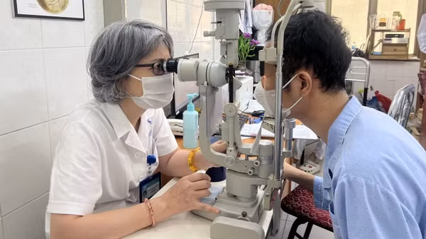 Tiến sĩ, bác sĩ Thẩm Trương Khánh Vân, Trưởng Khoa Chấn thương kiểm tra lại mắt bệnh nhân H. trước khi chỉ định phẫu thuật hạ nhãn áp.