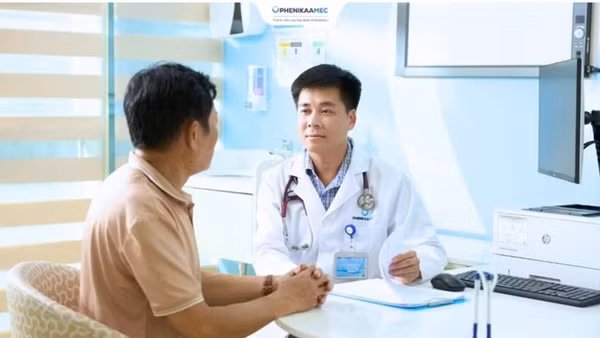 Tiến sĩ, bác sĩ Nguyễn Quang Hùng, Giám đốc Trung tâm Ung bướu, Bệnh viện Đại học Phenikaa khám sàng lọc miễn phí cho người dân.