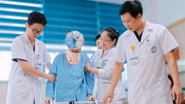 Bệnh nhân tập đi lại. (Ảnh: BVCC)