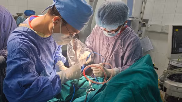 Phẫu thuật cho bệnh nhi.
