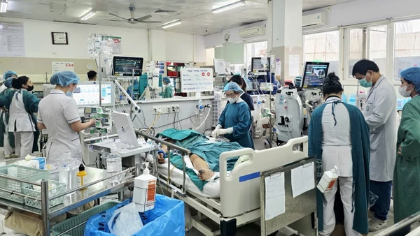 Bệnh nhân nằm cấp cứu tại Bệnh viện Bạch Mai. 