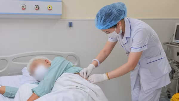 Bệnh nhân đang hồi phục sau can thiệp.