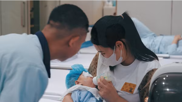 Bệnh nhi đang bình phục sau phẫu thuật. 