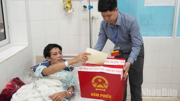 Hòm phiếu di động giúp người bệnh đang nằm điều trị trên giường bệnh vẫn thực hiện được quyền cử tri. 