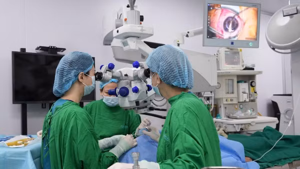 Ê-kíp thầy thuốc thực hiện ghép giác mạc cho người bệnh. 