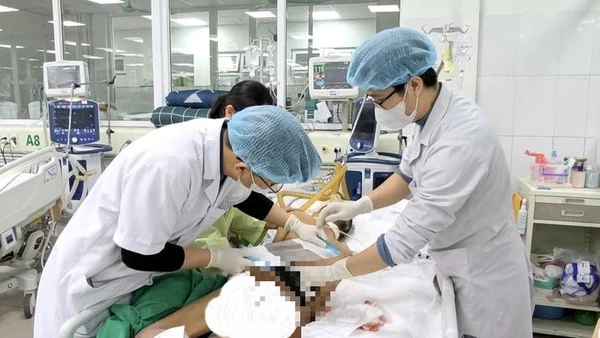 Chăm sóc cho bệnh nhân sau phẫu thuật. 