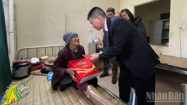 Phó Giáo sư, Tiến sĩ Lê Hữu Doanh, Giám đốc Bệnh viện Da liễu Trung ương thăm hỏi bệnh nhân phong phải nằm điều trị tại phòng bệnh. 