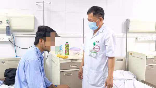 Bác sĩ thăm khám bệnh nhân. 