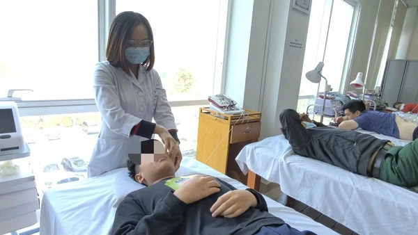 Bác sĩ can thiệp cho người bệnh.