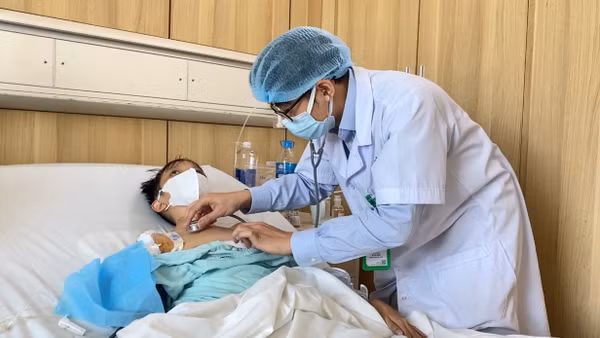 Thạc sĩ, bác sĩ Đỗ Hải Đăng khám lại cho người bệnh sau ghép gan.