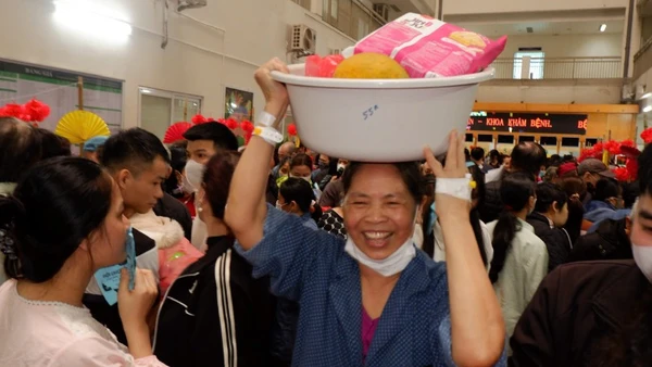 Người bệnh dù tay đeo kim luồn nhưng rất vui vẻ, hạnh phúc trong phiên chợ "0 đồng".