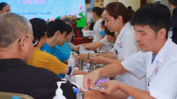 Gần 200 người dân phường Kim Liên (Hà Nội) đã được khám sức khỏe tổng quát, thực hiện các xét nghiệm và tầm soát bệnh lý tại Bệnh viện đa khoa Đống Đa.