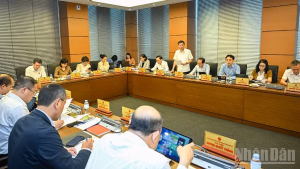 Các đại biểu thảo luận tại tổ sáng 10/4. (Ảnh: DUY LINH)