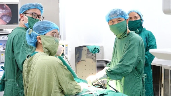 Các bác sĩ cân não phẫu thuật cho bệnh nhi.