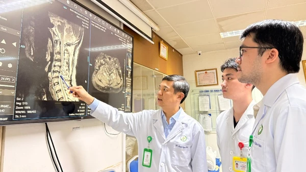 Hình ảnh cộng hưởng từ cho thấy người bệnh bị hẹp ống sống cổ đa tầng (C4-C6).