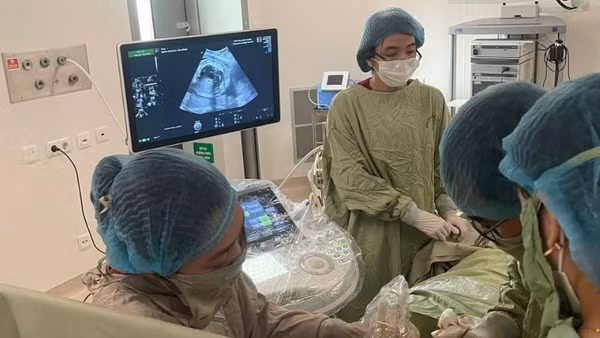 Ca phẫu thuật được ê-kíp Trung tâm Can thiệp bào thai tiến hành ngày 24/3 trong khoảng 1 giờ.