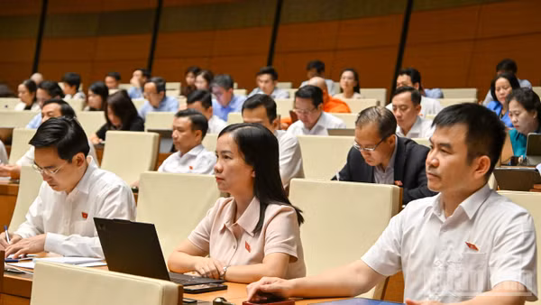 Chiều 10/4, các đại biểu thảo luận tại hội trường về dự án Luật Tín ngưỡng, tôn giáo (sửa đổi). (Ảnh: THỦY NGUYÊN)