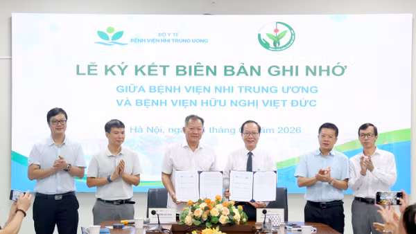 Phó Giáo sư, Tiến sĩ Dương Đức Hùng, Giám đốc Bệnh viện Hữu nghị Việt Đức và Giáo sư, Tiến sĩ Trần Minh Điển, Giám đốc Bệnh viện Nhi Trung ương ký kết biên bản ghi nhớ hợp tác chuyên môn. 