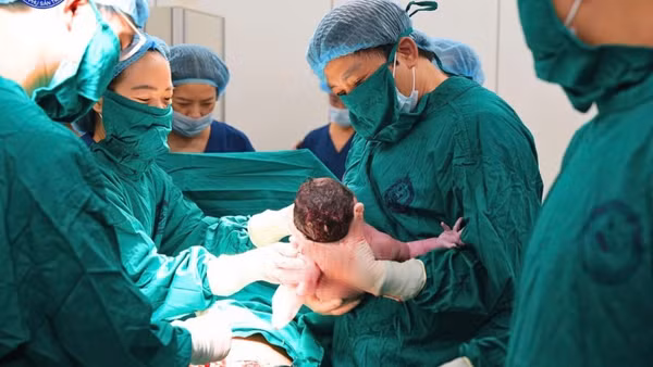 Đúng 9 giờ 12 phút, ca phẫu thuật đầu tiên được thực hiện bởi Thầy thuốc nhân dân, Giáo sư, Tiến sĩ Nguyễn Duy Ánh, Giám đốc Bệnh viện Phụ sản Trung ương. (Ảnh: BVCC)