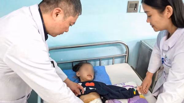 Bệnh nhi đang bình phục sức khỏe. 