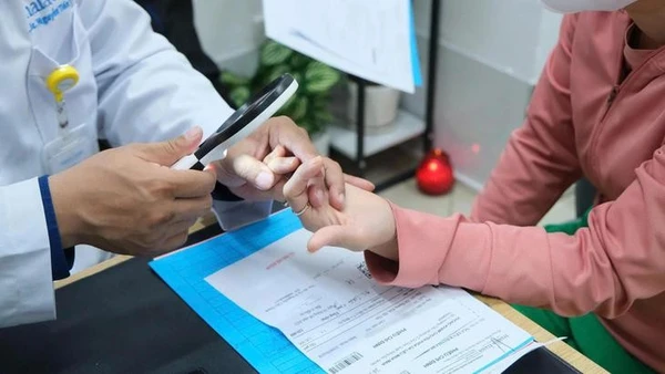 Bác sĩ Nguyễn Tiến Thành thăm khám cho bệnh nhân - (Ảnh: BSCC)