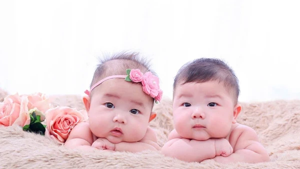 Hai thiên thần nhỏ Lê Duy Hưng và Lê Thùy Linh.