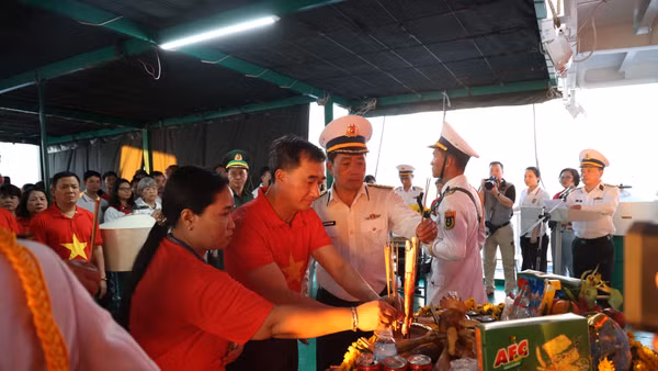 Thứ trưởng Trần Văn Thuấn và các đại biểu tại lễ tưởng niệm các Anh hùng liệt sĩ hy sinh trong sự kiện Gạc Ma năm 1988 trên con tàu 561.