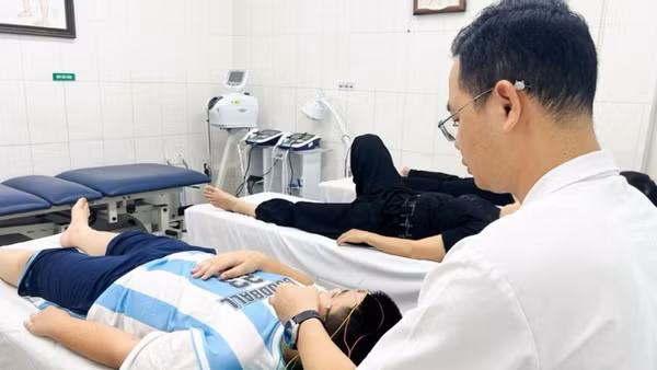 Người bệnh được thăm khám, đánh giá mức độ tổn thương và chỉ định hướng điều trị phù hợp.