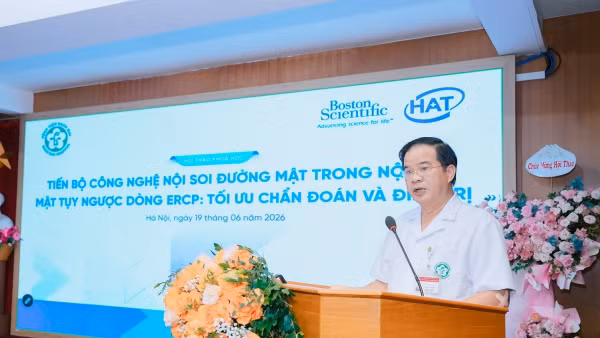 Phó Giáo sư, Tiến sĩ Đào Xuân Cơ, Giám đốc Bệnh viện Bạch Mai phát biểu khai mạc hội thảo.